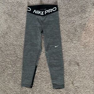 Grey Nike Pro capri leggings #leggings #workout 
Size- XS